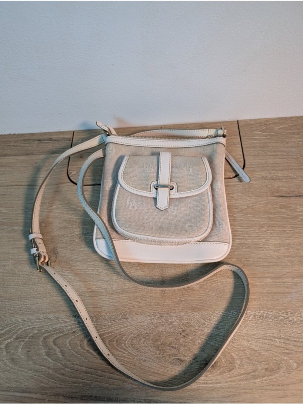 Dooney Bourke Handbags Vintage Crossbody White Logo Distress Purse Bag - Picture 1 of 7